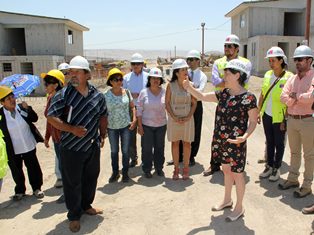 Ministra Saball visitó casa piloto de conjunto habitacional Guañacagua III