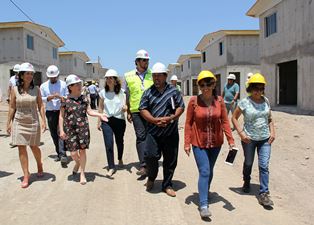 Ministra Saball visitó casa piloto de conjunto habitacional Guañacagua III